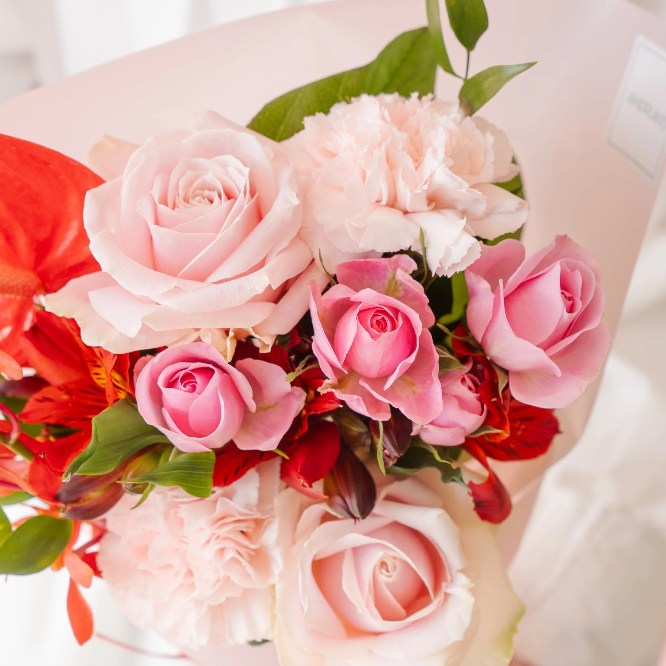 【母の日】バラとカーネーションの花束 - ピンク＆レッド - | AND PLANTS
