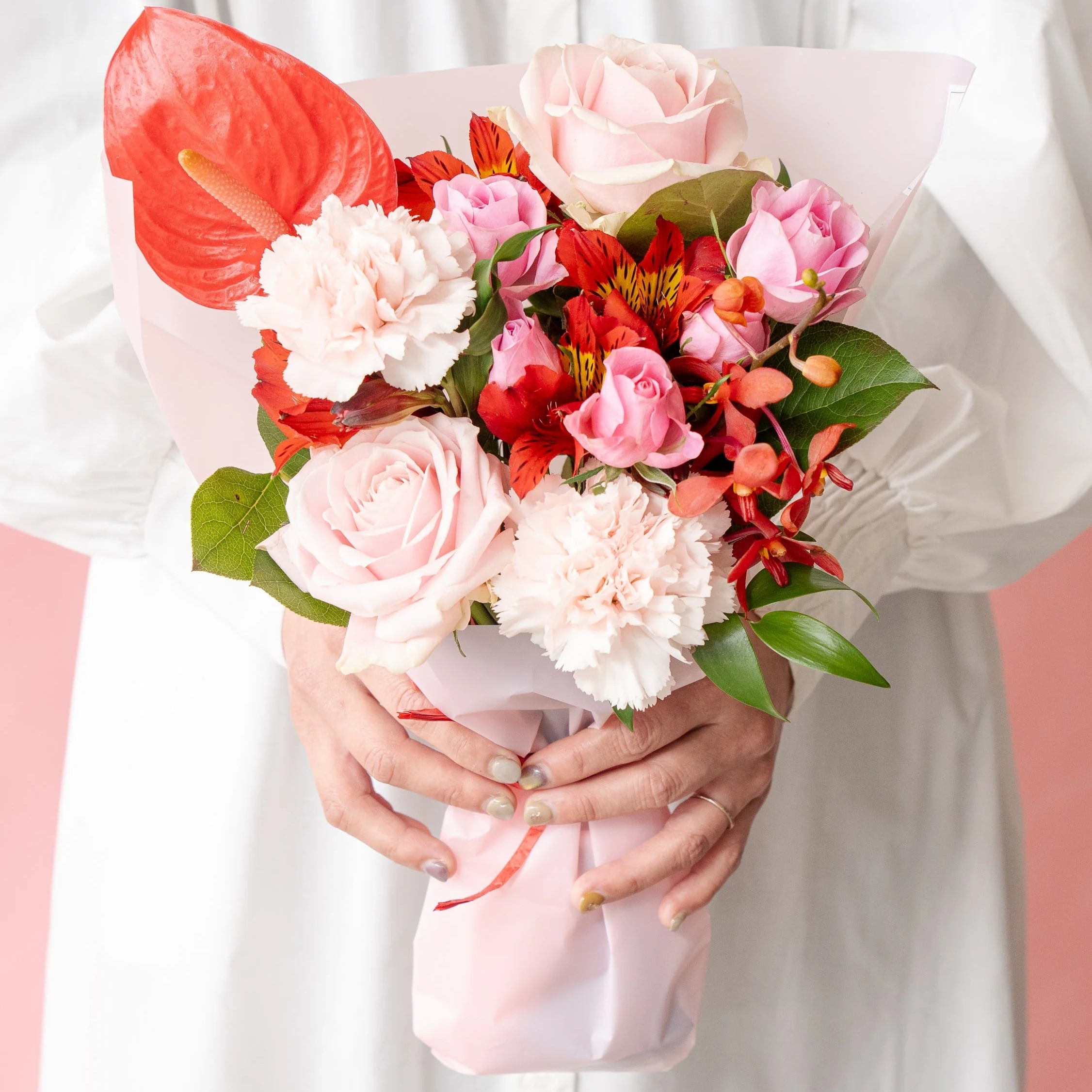 【母の日】バラとカーネーションの花束 - ピンク＆レッド - | AND PLANTS