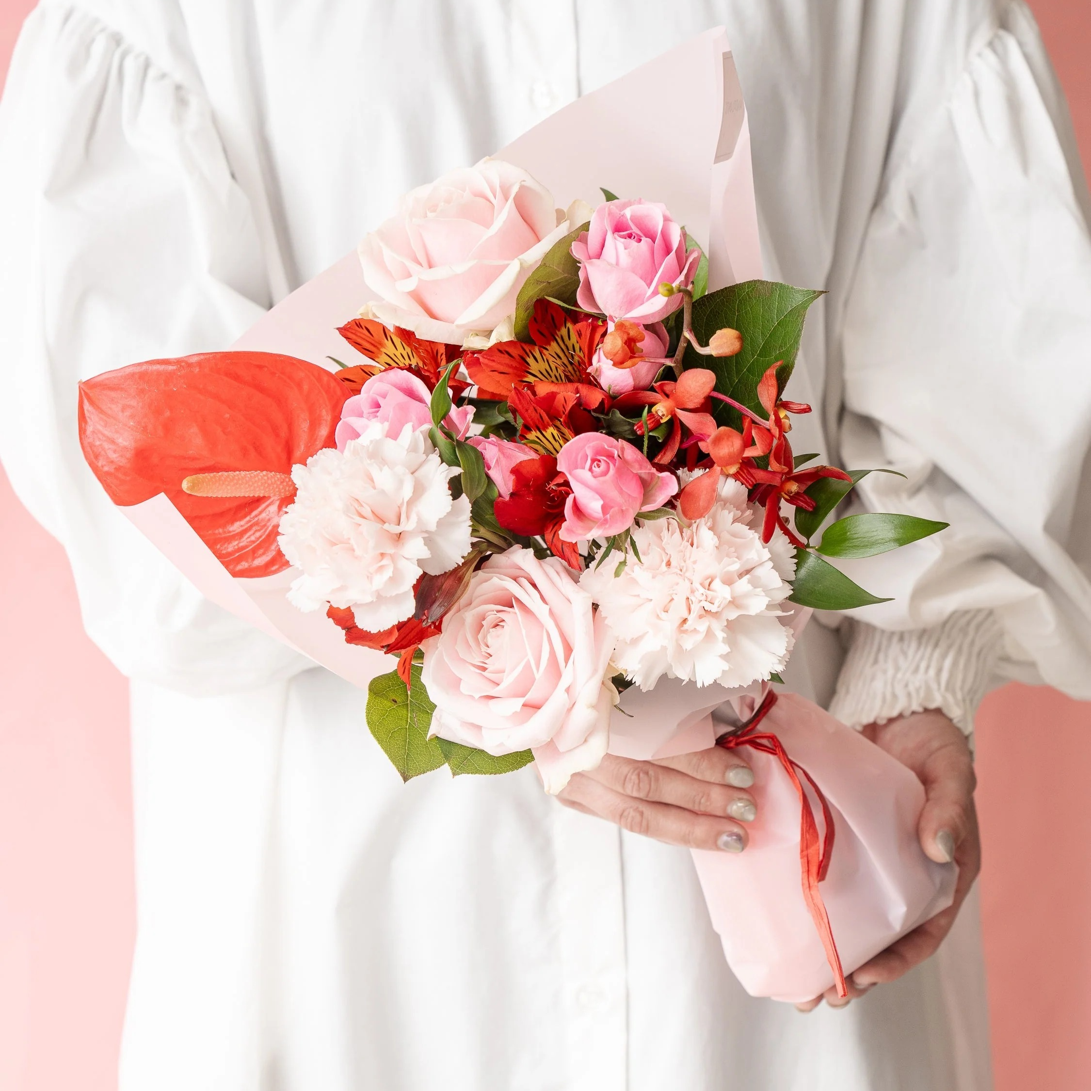 【母の日】バラとカーネーションの花束 - ピンク＆レッド - | AND PLANTS