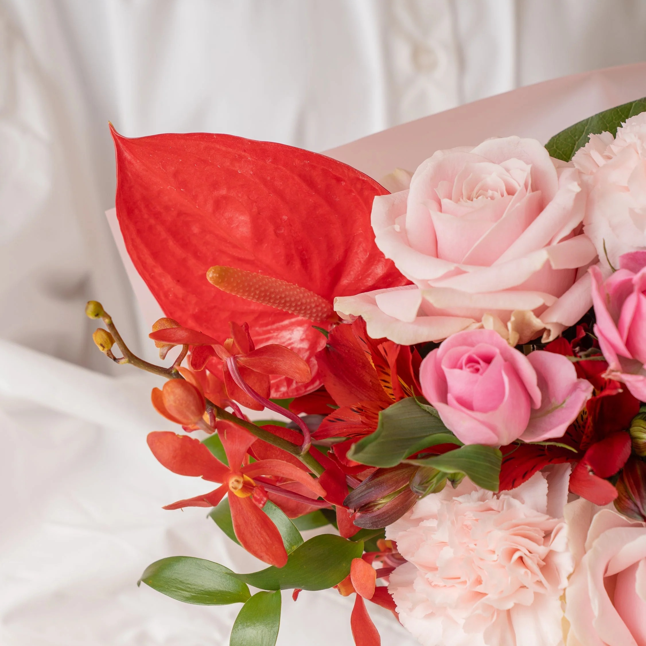 【母の日】バラとカーネーションの花束 - ピンク＆レッド - | AND PLANTS