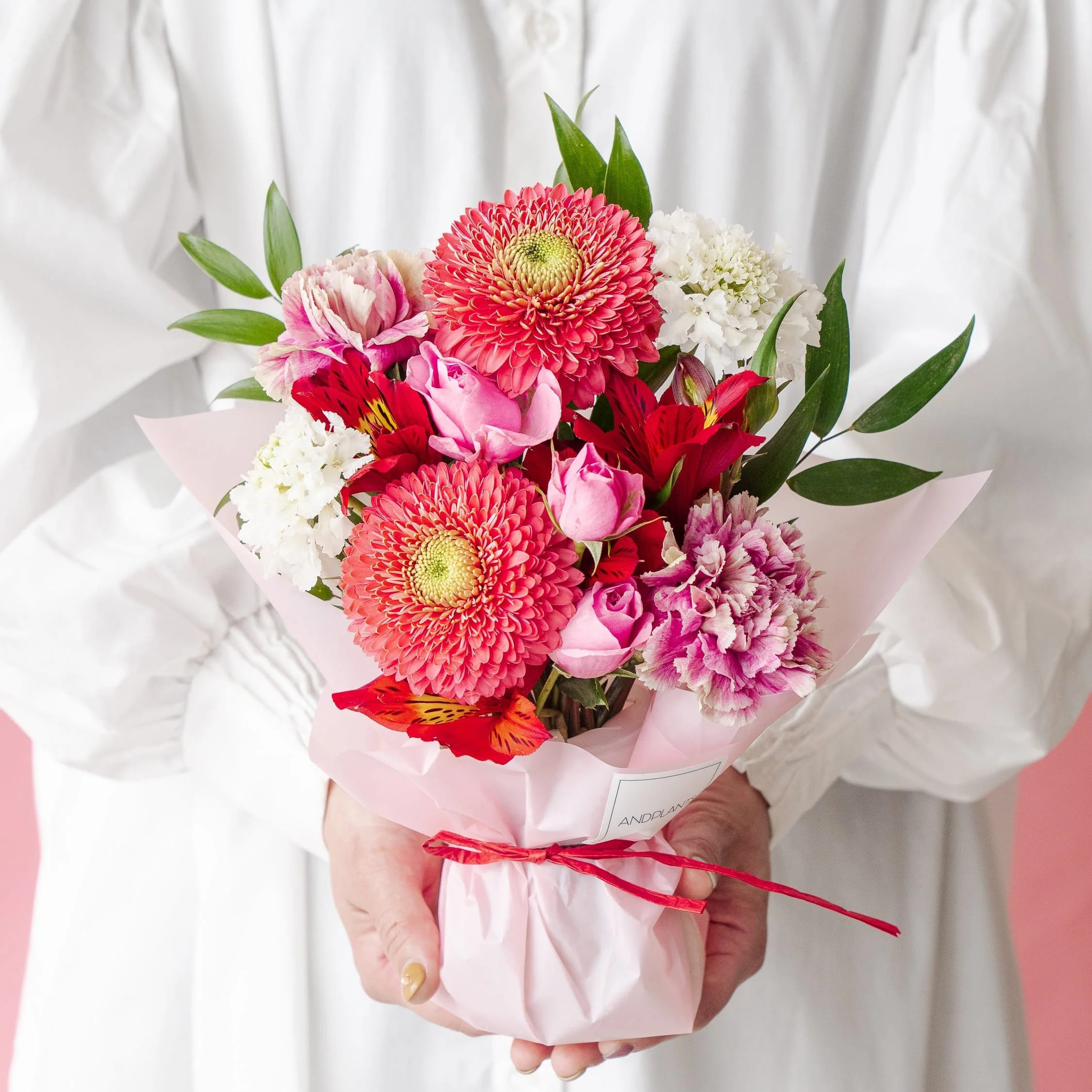 【母の日】そのまま飾れる花束 - ピンク&レッド - | AND PLANTS