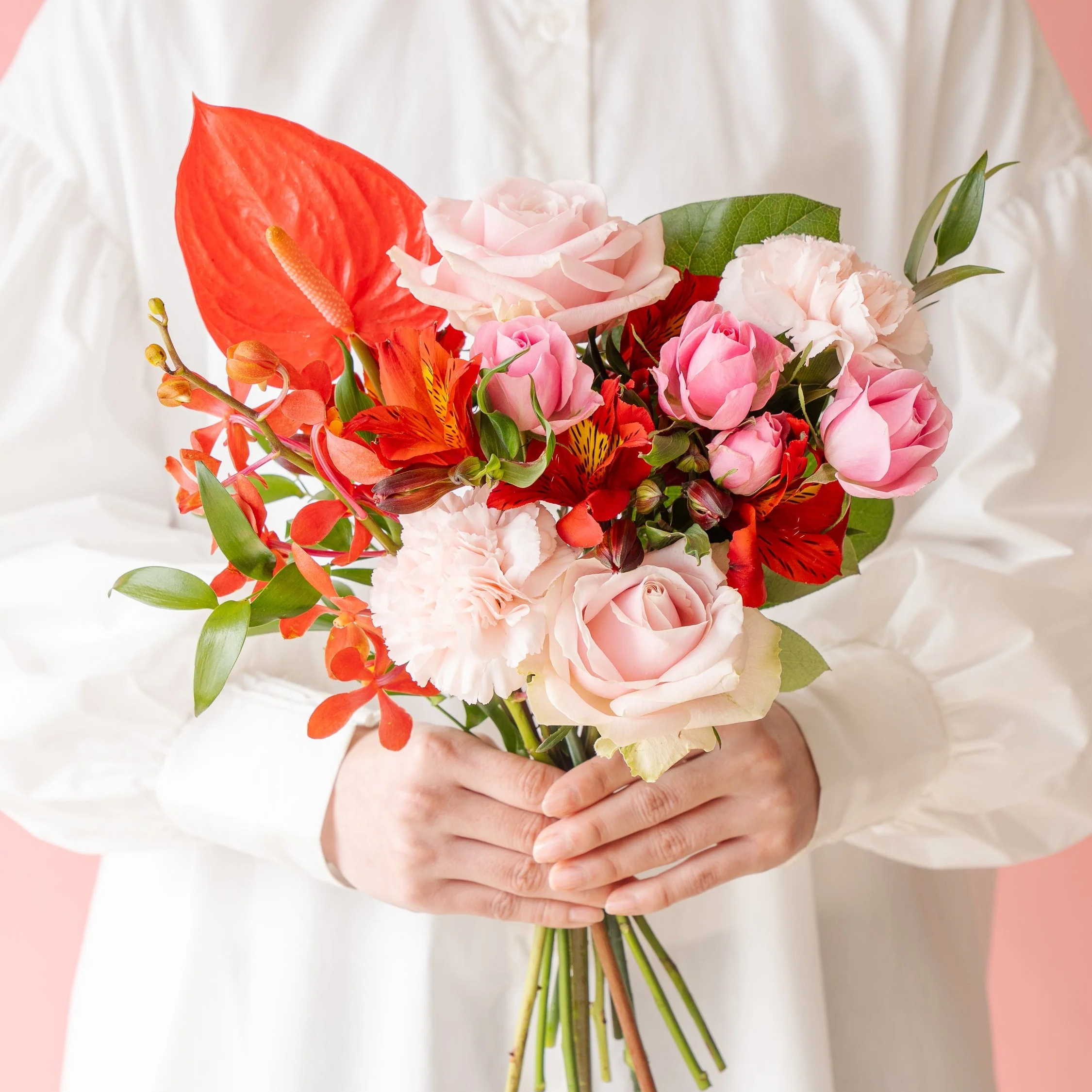 【母の日】バラとカーネーションの花束 - ピンク＆レッド - | AND PLANTS