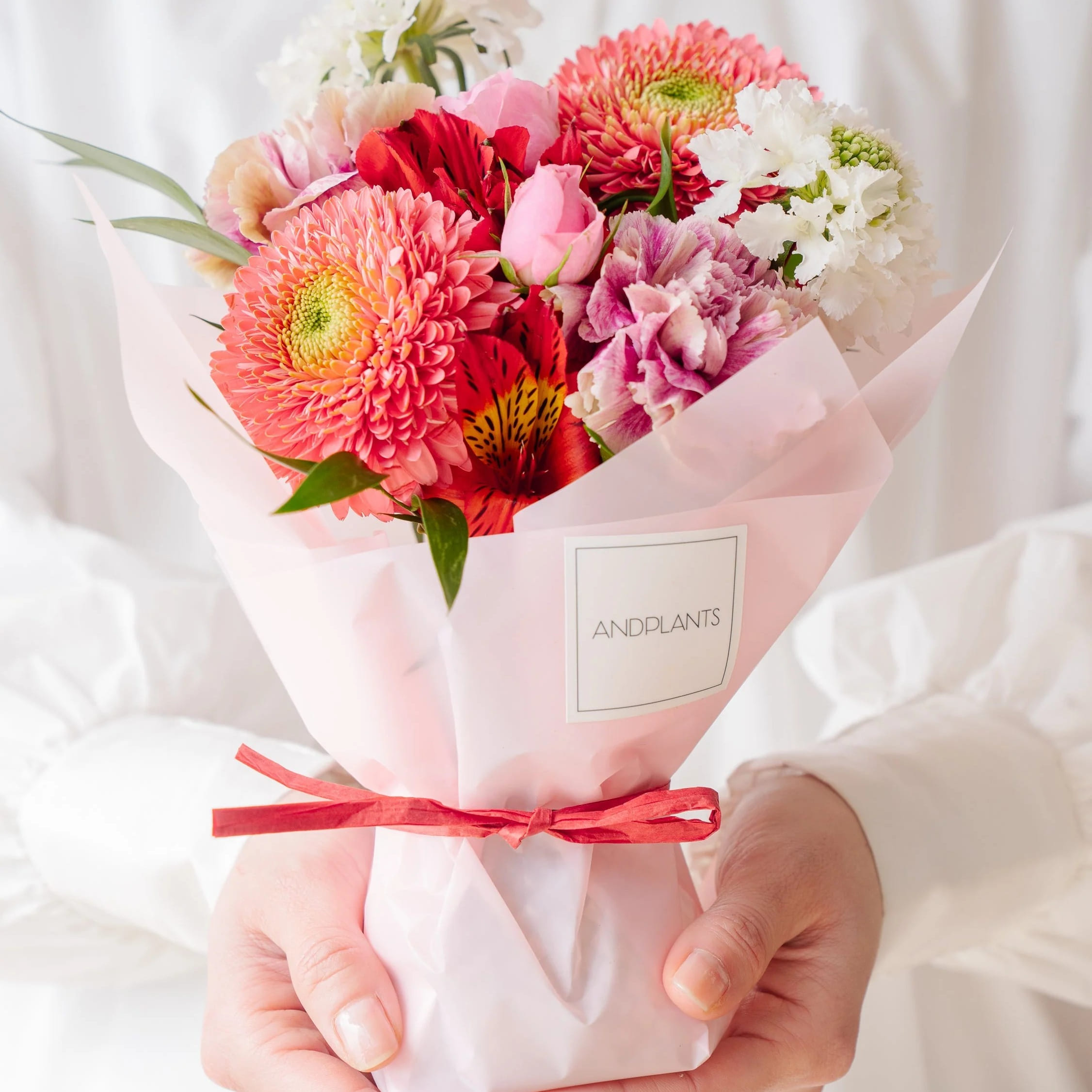 【母の日】そのまま飾れる花束 - ピンク&レッド - | AND PLANTS